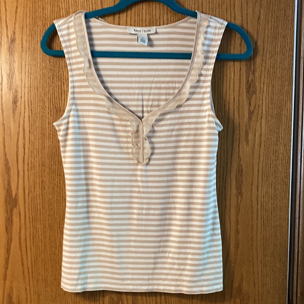 Cute White House Black Market sleeveless top with lace